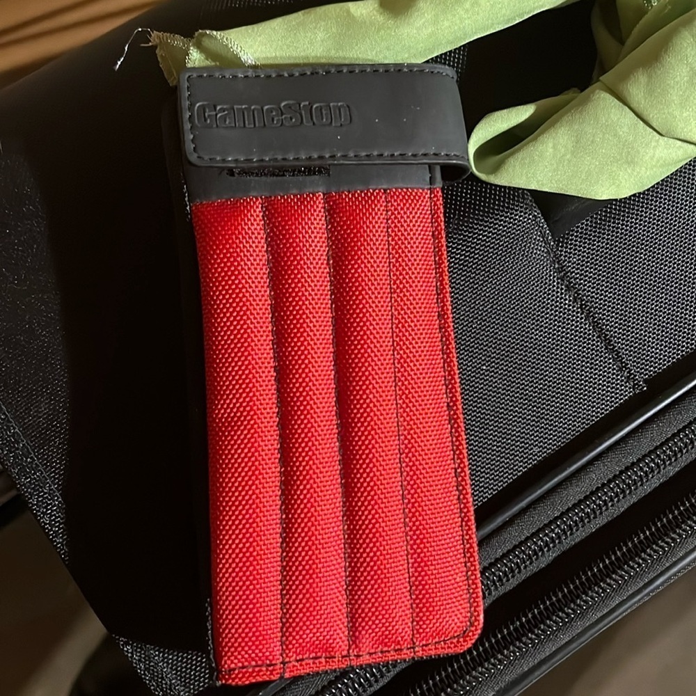 Game stop game holder